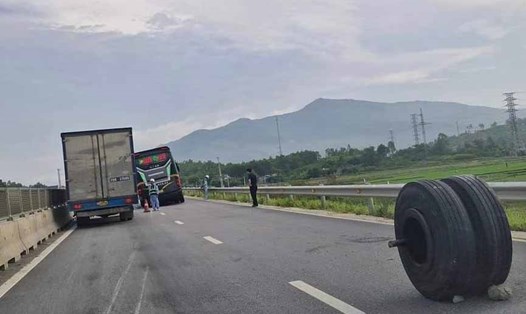 Hình ảnh bánh xe của xe khách Phú Quý được đặt ở phía sau để cảnh báo khi xe khách gặp sự cố trên cao tốc ở Thanh Hóa. Ảnh: Vũ Tuấn
