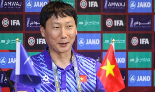 Huấn luyện viên Kim Sang-sik tin tuyển Việt Nam có chiến thắng trước Iraq. Ảnh: VFF