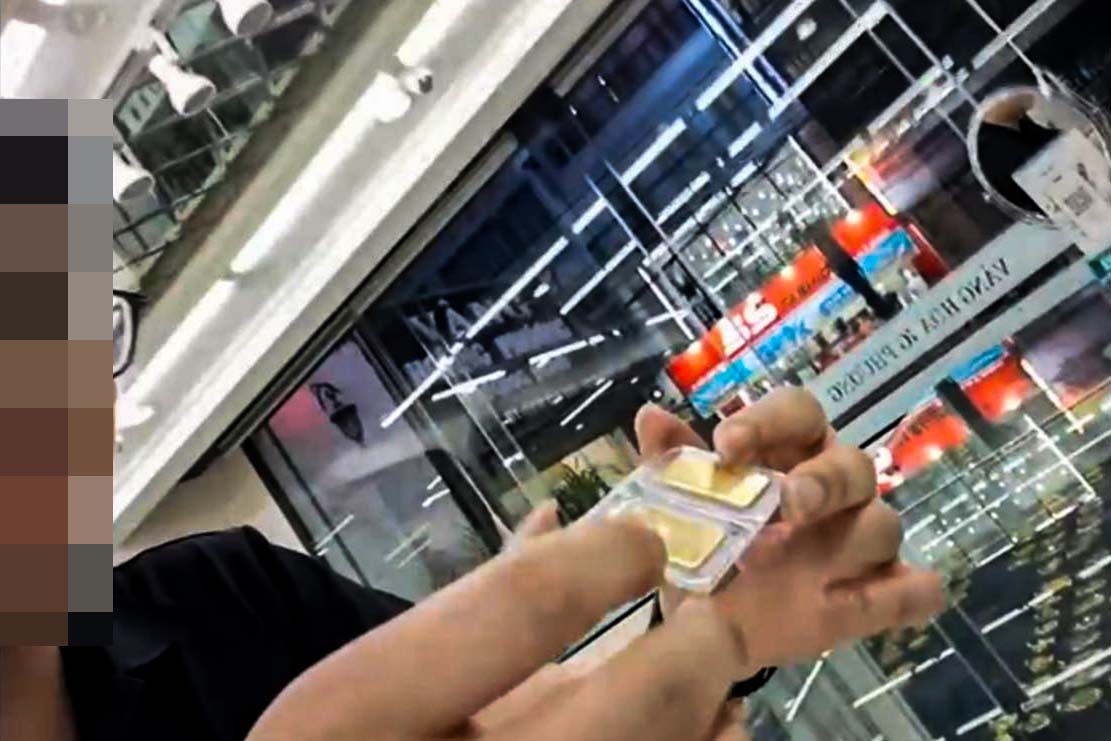 Nhân viên tiệm vàng Hoàng Phương (phường Hoàng Văn Thụ, TP Lạng Sơn) tư vấn về mua bán vàng miếng cho khách hàng. Ảnh: NHÓM PV