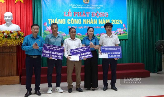LĐLĐ tỉnh Hà Tĩnh trao hỗ trợ nhà mái ấm dịp Tháng Công nhân 2024. Ảnh: Nhân vật cung cấp