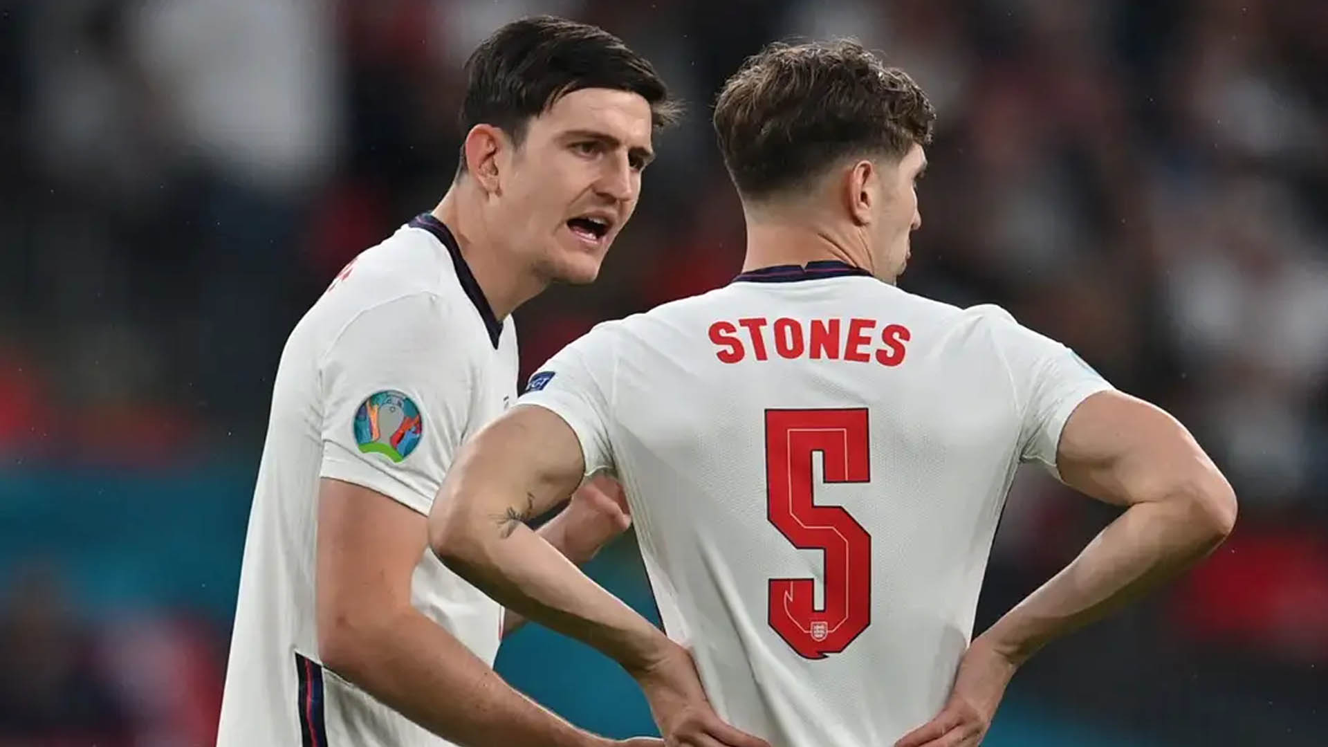 Tuyển Anh sẽ không thể tái hiện cặp trung vệ Maguire - Stones như EURO 2020. Ảnh: Goal