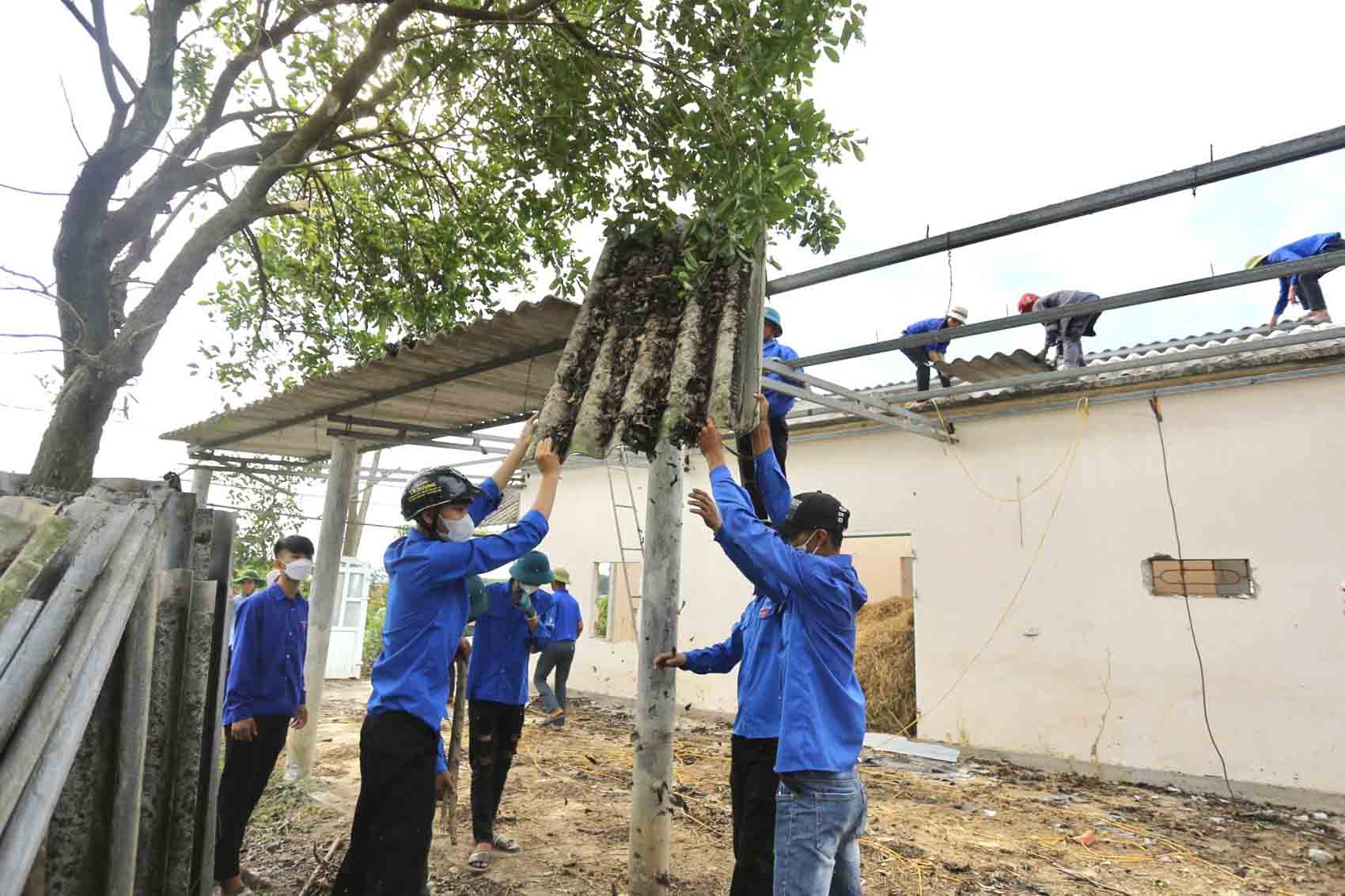Việc làm của Thanh niên Hà Tĩnh góp phần đẩy nhanh tiến độ dự án đường dây 500KV mạch 3 tại địa phương này. Ảnh: Đoàn Tuấn.