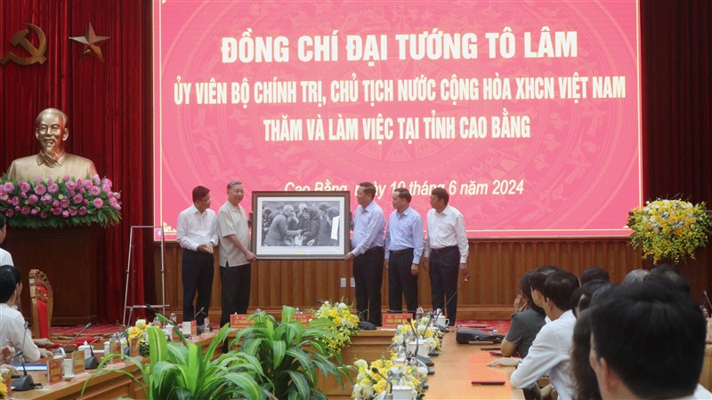 Lãnh đạo tỉnh trao tặng Chủ tịch nước bức ảnh “Bác Hồ với đồng bào các dân tộc Cao Bằng“.
