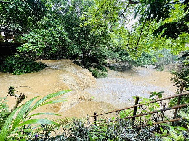 Hình ảnh dòng nước lớn khi thuỷ điện xả lũ. Ảnh: Minh Nguyễn