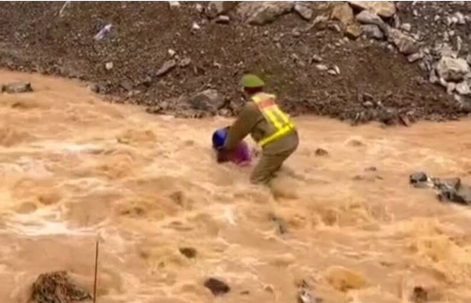 Thượng úy Nguyễn Mạnh Tường lao ra dòng nước xiết cứu người vừa được Bộ trưởng Lương Tam Quang biểu dương, khen ngợi. Ảnh cắt từ clip