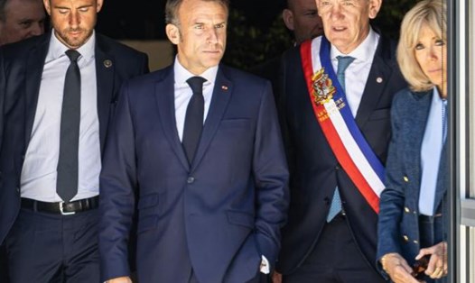 Tổng thống Pháp Emmanuel Macron (thứ 2 từ trái sang) sau khi bỏ phiếu trong cuộc bầu cử EP tại Le Touquet, Pháp ngày 9.6.2024. Ảnh: Xinhua