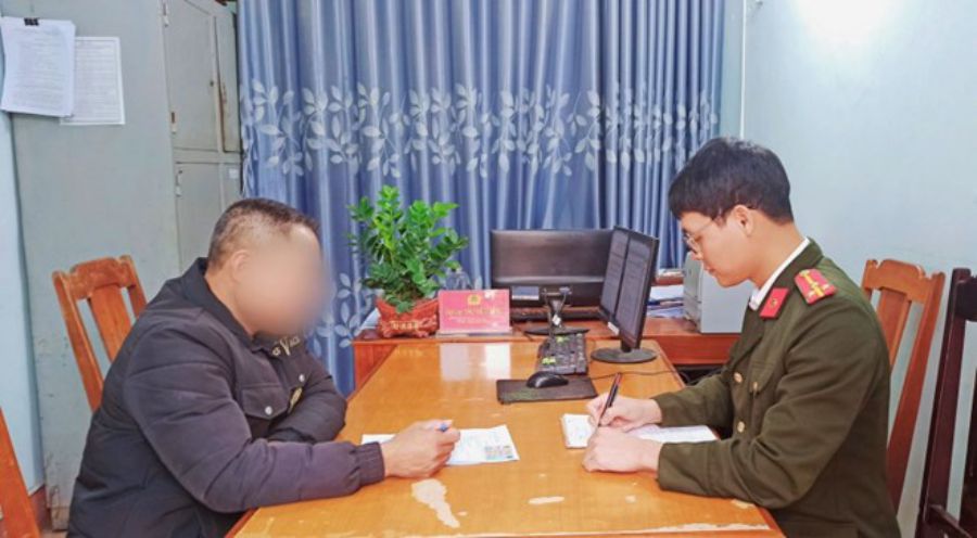 Cơ quan công an xử lý một đối tượng có hành vi “báo chốt” Cảnh sát giao thông. Ảnh: Công an cung cấp