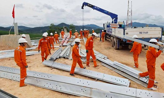 Các công nhân Công ty Điện lực Thừa Thiên Huế  hỗ trợ thi công dự án đường dây 500kV mạch 3 ở Hà Tĩnh. Ảnh: Mai Lê
