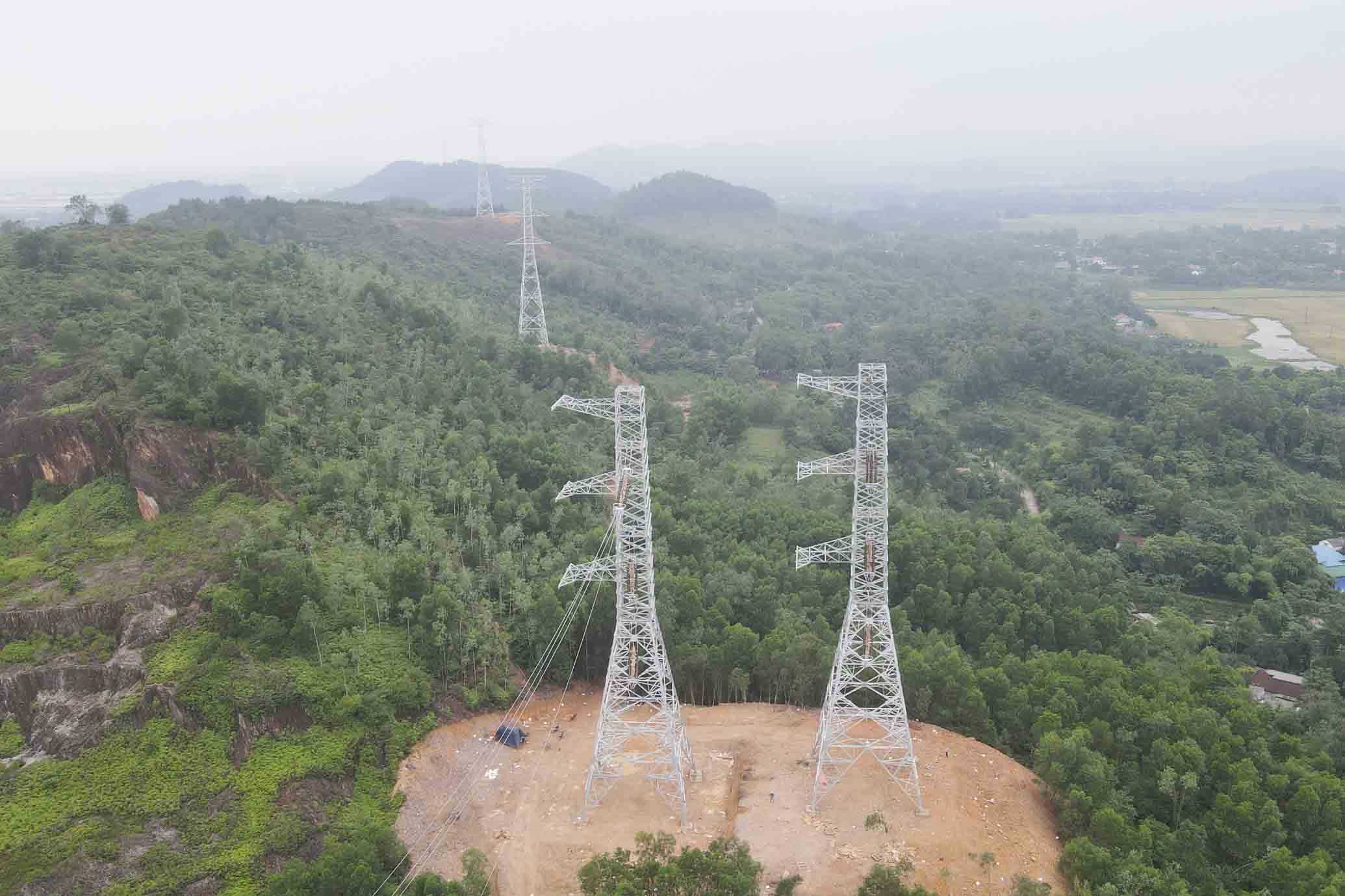Những cột điện thuộc đường dây 500KV mạch 3 ở Hà Tĩnh đã được lắp dựng hoàn. Ảnh: Mai Lê.