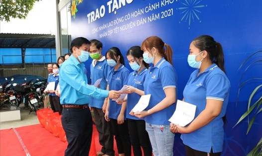 Ông Nguyễn Văn Quí - Chủ tịch LĐLĐ tỉnh Long An - tặng quà cho công nhân lao động đang làm việc tại Công ty Cổ phần Sản xuất Thương mại Sáng Việt có hoàn cảnh khó khăn trong dịp Tết Nguyên đán 2021. Ảnh: CĐCS cung cấp