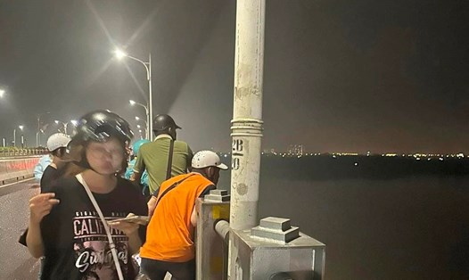 Hiện trường nhảy cầu Vĩnh Tuy, Hà Nội xảy ra vào 22h ngày 10.6. Ảnh: Dương Hiệp