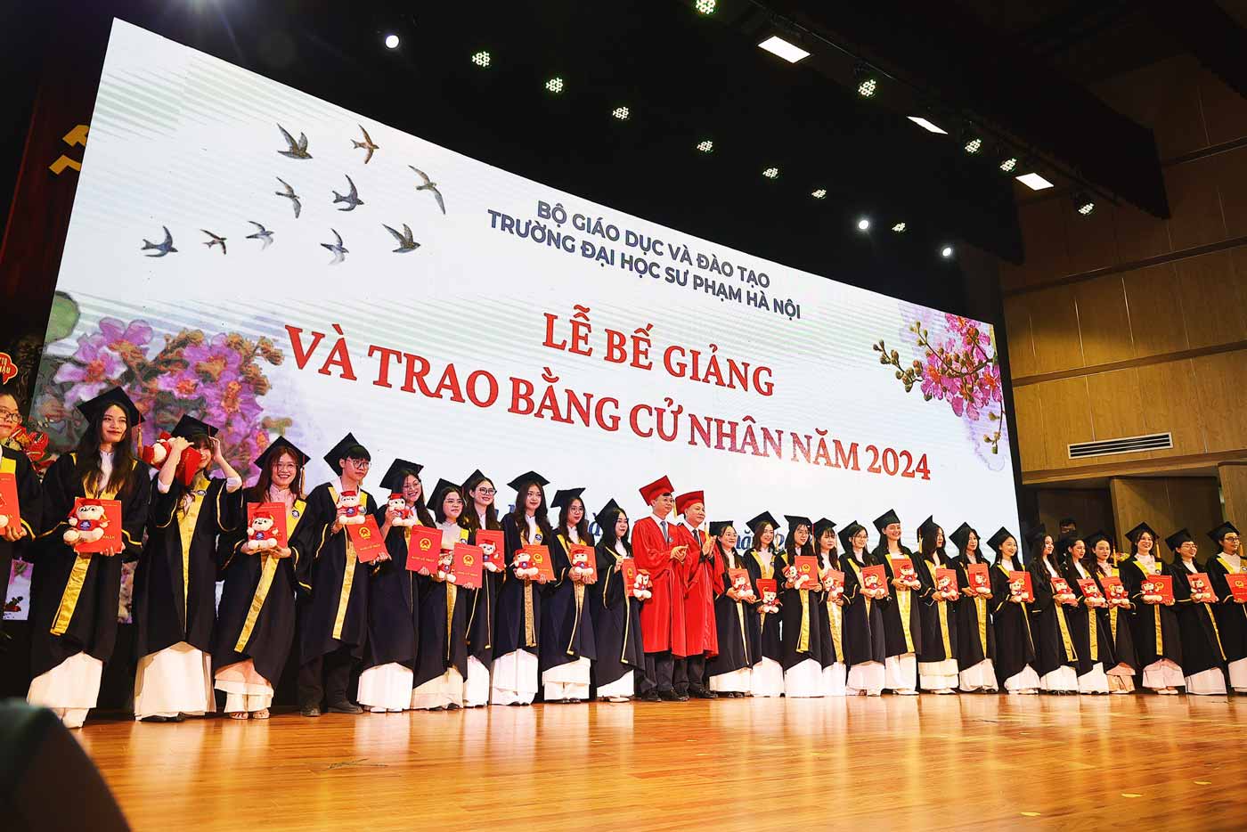 Hơn 2.500 sinh viên Trường Đại học sư phạm Hà Nội đã được nhận bằng tốt nghiệp trong ngày hôm nay 11.6.
