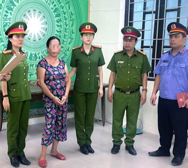 Bắt đối tượng trùm bán ma túy dạng "cỏ Mỹ". Ảnh: Công Quang.