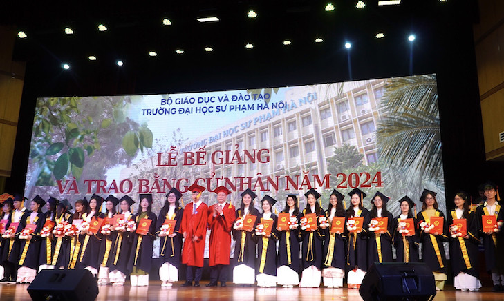 Hơn 2.500 sinh viên Trường Đại học Sư phạm Hà Nội đã được nhận bằng tốt nghiệp trong ngày hôm nay 11.6. Ảnh: Vân Trang 