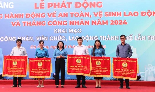 Chủ tịch LĐLĐ thành phố Đà Nằng Phan Thị Thúy Linh trao cờ thi đua của Tổng Liên đoàn Lao động Việt Nam cho 5 tập thể có thành tích xuất sắc trong phong trào thi đua lao động giỏi và xây dựng tổ chức Công đoàn vững mạnh năm 2023. Ảnh: Phương Trà