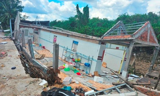 Nhiều ngôi nhà bị thiệt hại do sạt lở, sụt lún ở huyện U Minh Thượng. Ảnh: Xuân Nhi