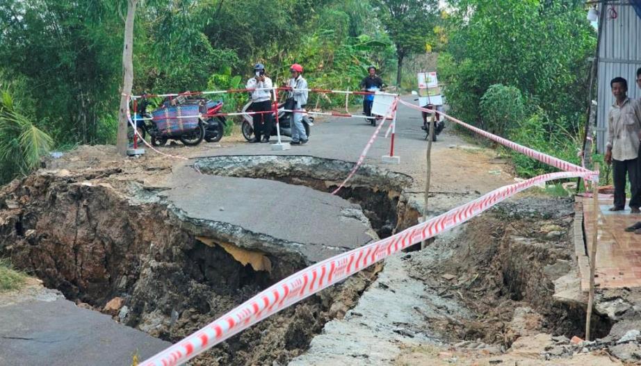 Vừa qua, nhiều tuyến đường sạt lở nghiêm trọng khiến việc đi lại vô cùng khó khăn. Ảnh: Xuân Nhi