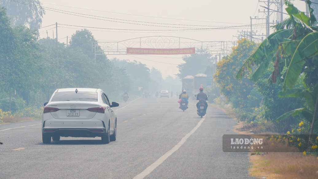 Hơn nữa, những lúc có gió mạnh, ngọn lửa cháy rất nhanh và lan ra nhiều hướng, khói cũng mù mịt khắp nơi, thậm chí có cả tàn tro rơm rạ cũng theo chiều gió mà bay mù mờ trên tuyến đường.