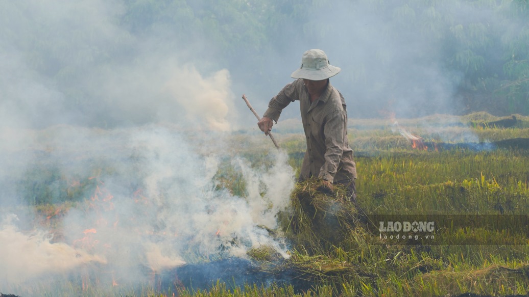 Cứ cách vài trăm mét lại có người dân đốt đồng. Ảnh: Tạ Quang