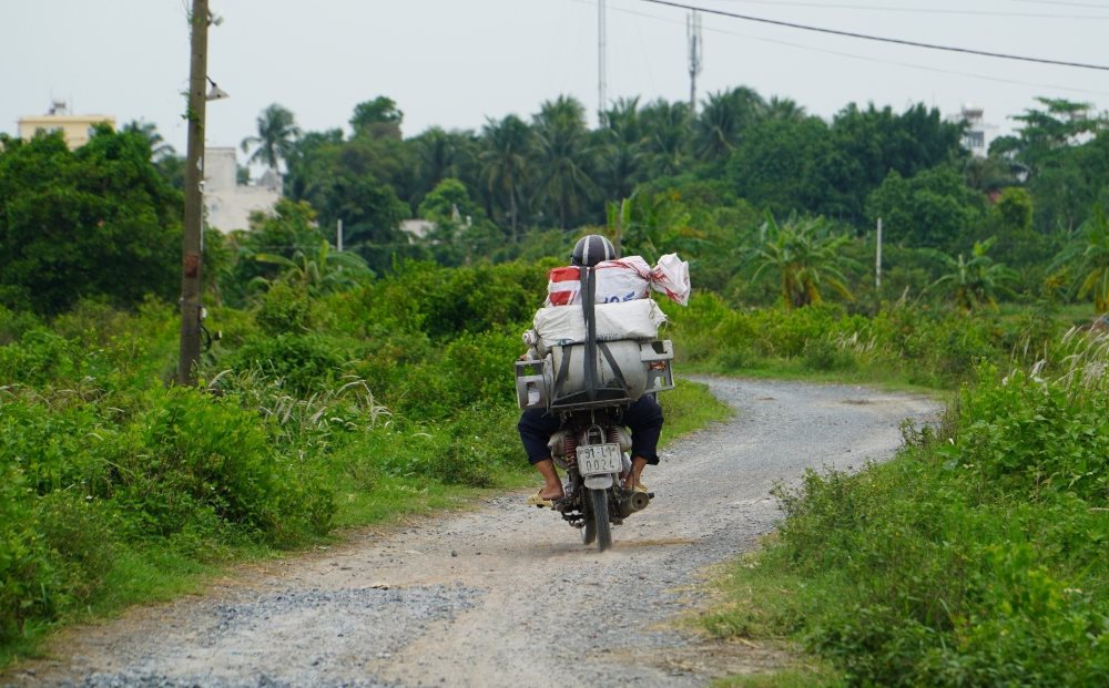   Gần đó, căn nhà trong khu depot thuộc diện giải tỏa nhưng chưa di dời, lọt thỏm giữa các bụi cây, người dân di chuyển ra đường lớn qua các lối mòn