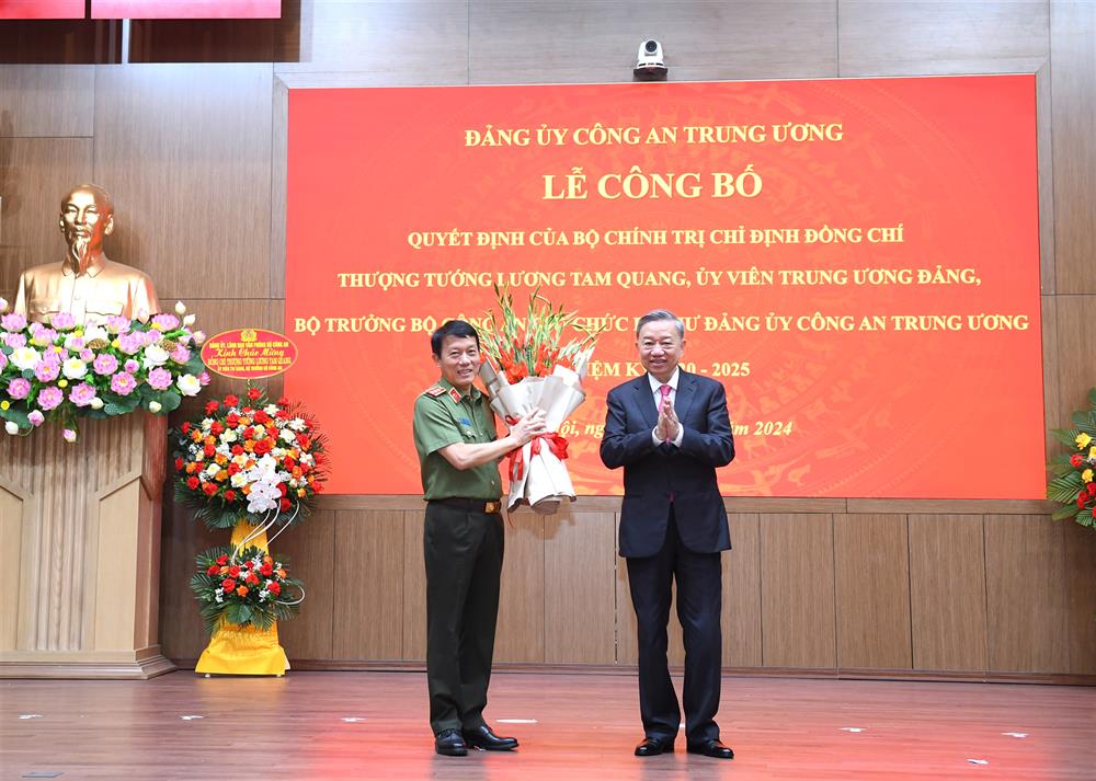 Đại tướng Tô Lâm, Chủ tịch nước tặng hoa chúc mừng Bí thư Đảng ủy CATW, Bộ trưởng Bộ Công an Lương Tam Quang. Ảnh: Bộ Công an