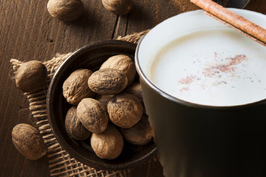 Lợi ích khi uống một ly sữa nhục đậu khấu vào buổi tối. Đồ hoạ: Thiện Nhân