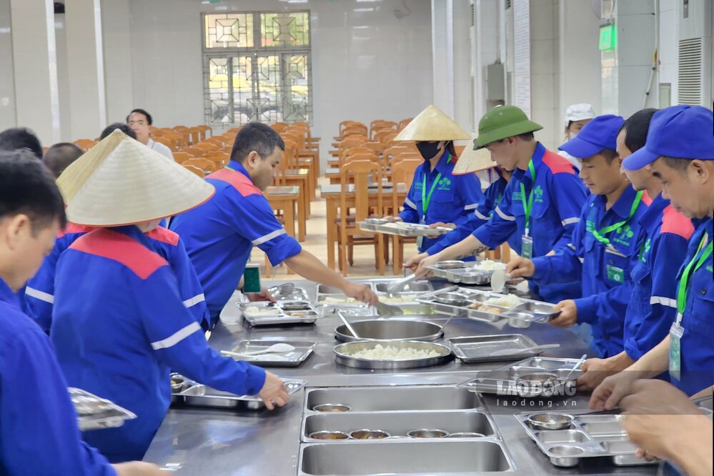 Các công nhân đi ăn ca theo một quy trình một chiều: Xếp hàng, điểm danh và lần lượt tự lấy cơm, thức ăn theo định lượng của mỗi cá nhân. Cùng với đó, có nhiều loại nước uống để phục vụ công nhân mỗi ngày như trà, cà phê, nước đậu...