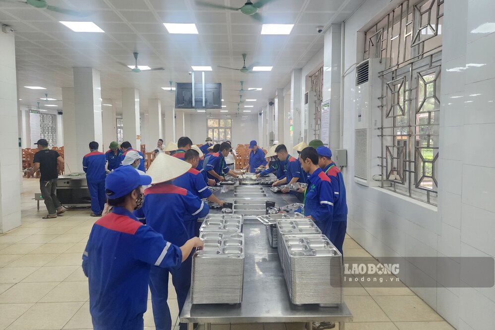 Đúng 10h30' sáng, những tốp công nhân lao động đầu tiên đã đến nhà ăn, ai nấy đều tỏ rõ sự vui vẻ, thoải mái, tất cả đều đi có hàng có lối, không ai chen lấn xô đẩy vì công ty đã chia ca với từng bộ phận, xí nghiệp, đảm bảo nhà ăn không quá tải.