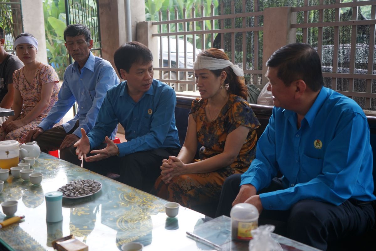 Đại diện lãnh đạo LĐLĐ tỉnh Thanh Hóa và LĐLĐ tỉnh Phú Yên đến thăm hỏi, động viên gia đình công nhân bị tử vong do lật ghe ở tỉnh Phú Yên. Ảnh: Quách Du