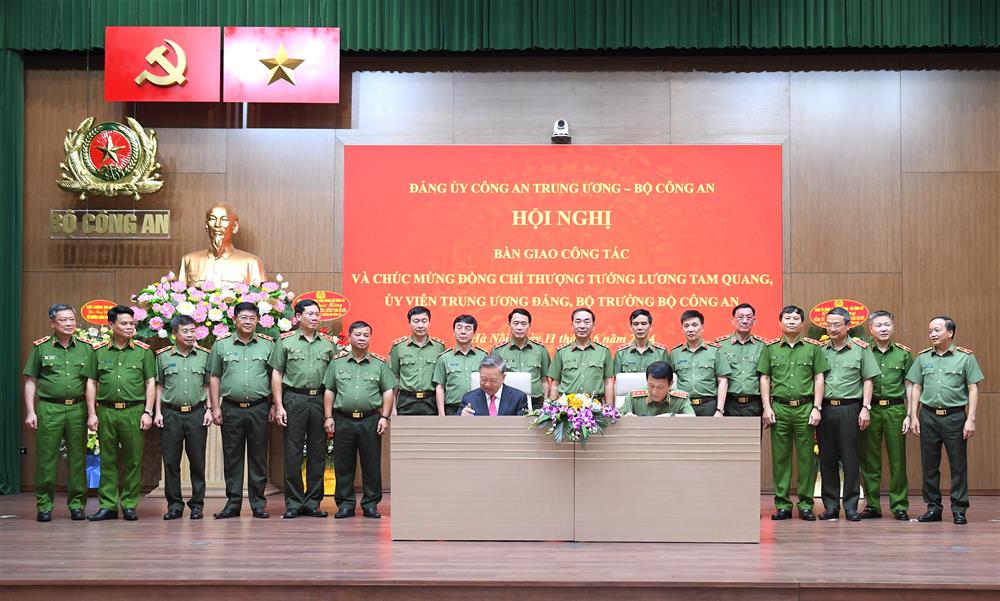 Chủ tịch nước Tô Lâm và Bộ trưởng Bộ Công an Lương Tam Quang ký biên bản bàn giao công tác. Ảnh: Bộ Công an