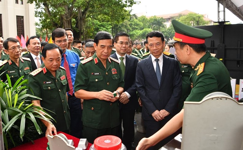  Đại tướng Phan Văn Giang và các lãnh đạo trò chuyện với các đại biểu dự chương trình. Ảnh: Trọng Hải 