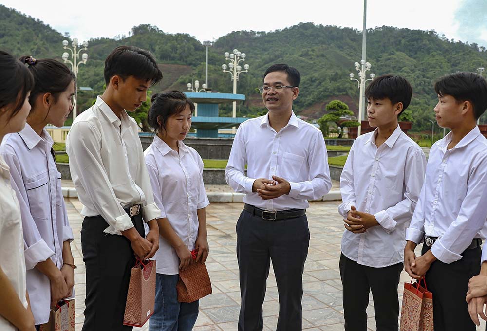Ông Lý Thanh Tiềm - Chủ tịch UBND huyện Nậm Pồ trò chuyện với các em học sinh trước buổi gặp mặt. Ảnh: Thành Đạt