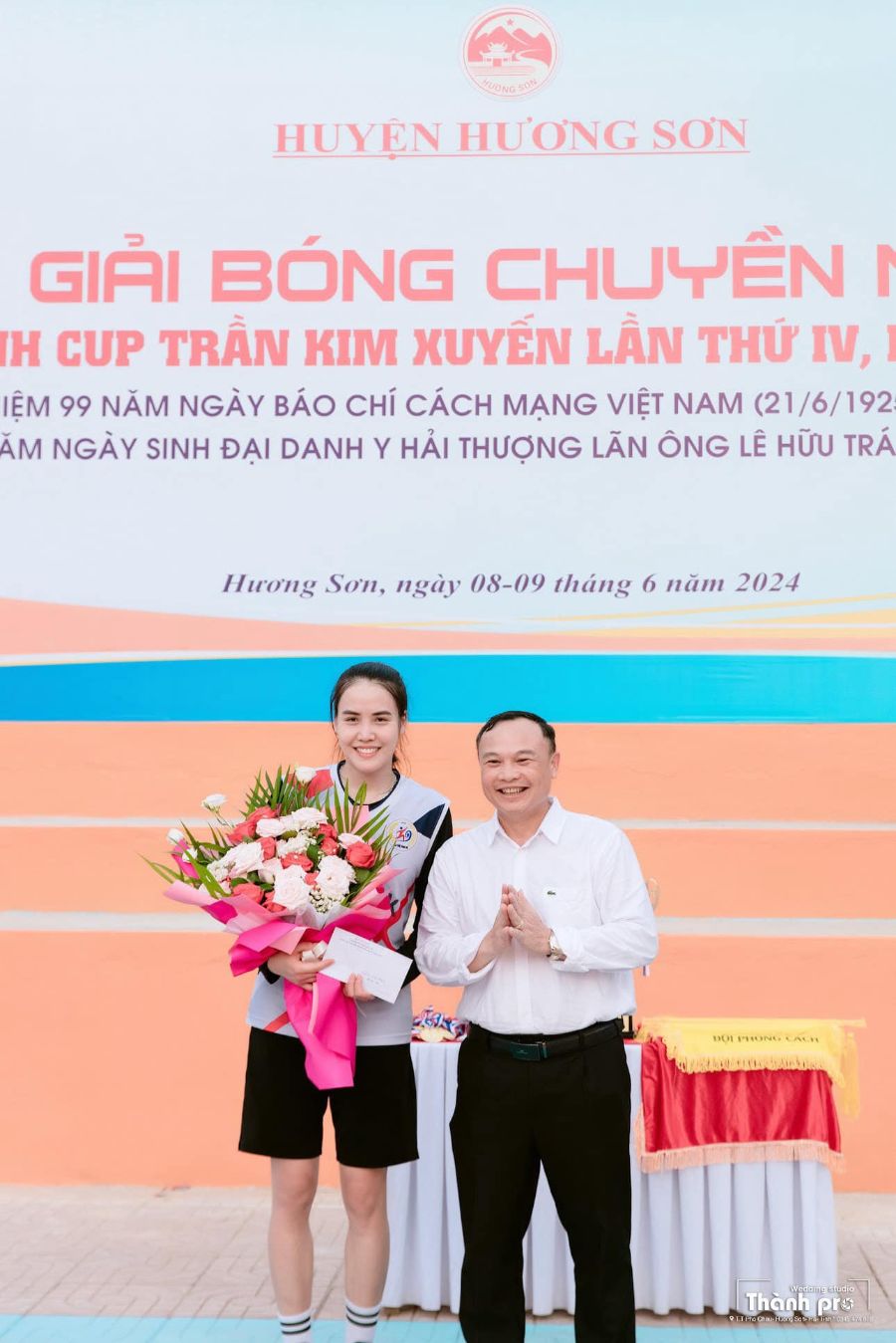 Chủ công Đinh Thị Thúy nhận danh hiệu “Hoa khôi” ở giải bóng chuyền phong trào tại Hà Tĩnh. Ảnh: FBNV