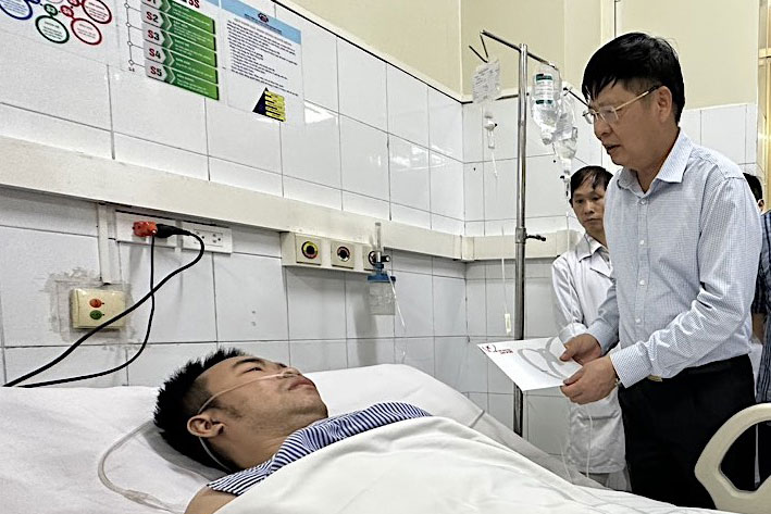 Phó Chủ tịch Tổng LĐLĐVN Phan Văn Anh trao quà, động viên công nhân bị nạn trong vụ cháy, nổ hầm lò tại Quảng Ninh. Ảnh: Hà Anh