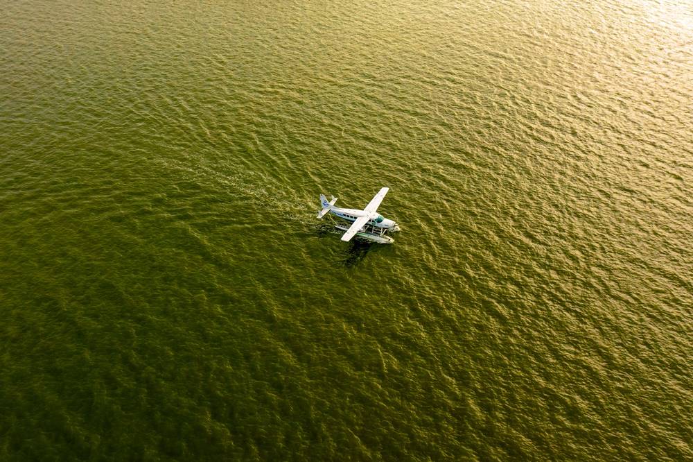 Sau khi ổn định chỗ ngồi, thủy phi cơ sẽ di chuyển xuống mặt nước để cất cánh. Chuyến bay ngắm cảnh dài 25 phút sẽ đưa du khách dạo một vòng quanh vịnh Hạ Long, ngắm nhìn toàn cảnh kỳ quan thiên nhiên thế giới từ trên cao.
