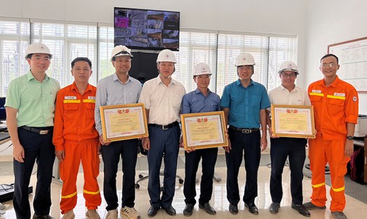 Lãnh đạo Công đoàn Điện lực Việt Nam trao Bằng khen cho các đơn vị tham gia thi công và hoàn thành sớm hạng mục Mở rộng ngăn lộ tại TBA 500kV Quảng Trạch thuộc Dự án Đường dây 500kV mạch 3. Ảnh: Xuân Tiến