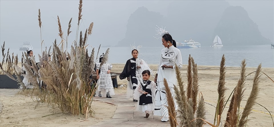 Khu vực bãi tắm bên bờ vịnh Bái Tử Long, TP.Cẩm Phả thường được lựa chọn để tổ chức các sự kiện văn hóa, thể thao. Trong ảnh là “Lễ hội áo dài Quảng Ninh 2020”. Ảnh: Nguyễn Hùng 