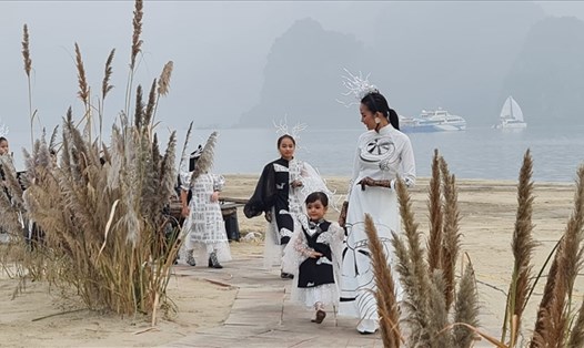 Khu vực bãi tắm bên bờ vịnh Bái Tử Long, TP.Cẩm Phả thường được lựa chọn để tổ chức các sự kiện văn hóa, thể thao. Trong ảnh là “Lễ hội áo dài Quảng Ninh 2020”. Ảnh: Nguyễn Hùng