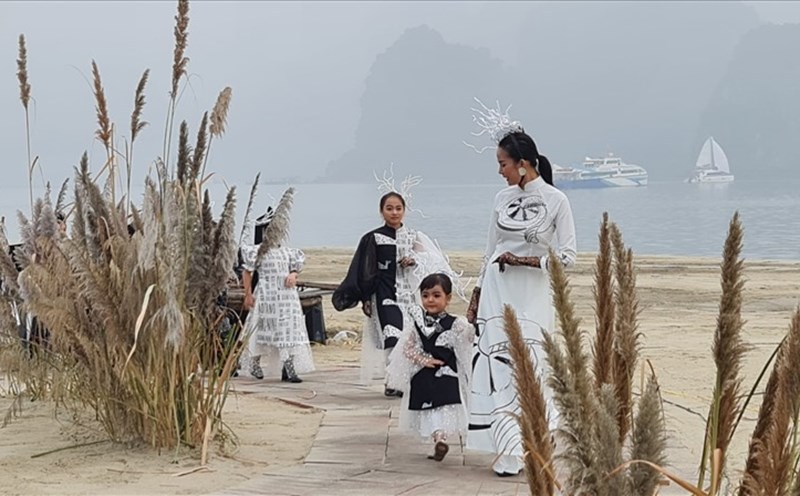 Khu vực bãi tắm bên bờ vịnh Bái Tử Long, TP.Cẩm Phả thường được lựa chọn để tổ chức các sự kiện văn hóa, thể thao. Trong ảnh là “Lễ hội áo dài Quảng Ninh 2020”. Ảnh: Nguyễn Hùng