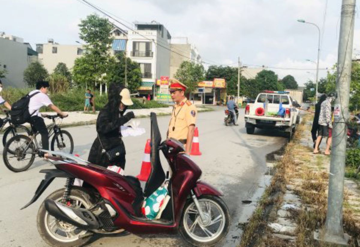 Công an TP Thanh Hóa kiểm tra người điều khiển xe gắn máy. Ảnh: CATH