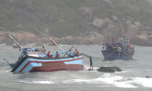 Tàu thuyền mắc cạn tại cửa biển Mỹ Á. Ảnh: Viên Nguyễn