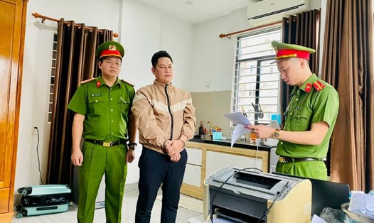 Trương Quốc Thái - Tổng Giám đốc Công ty CP Tài chính VietNam Capital nghe đọc lệnh bắt tạm giam. Ảnh: Công an cung cấp