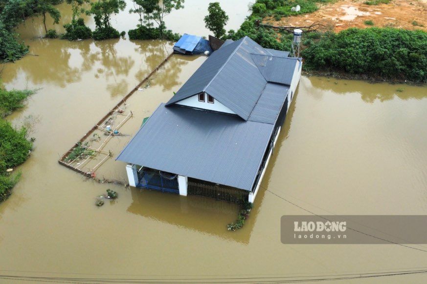 Mưa lớn tại Thái Nguyên khiến nhà cửa chìm trong nước, đường đi bị chia cắt
