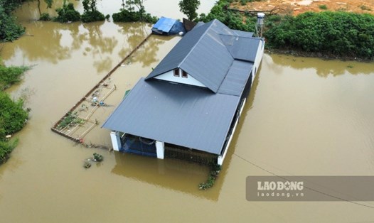 Mưa lớn kéo dài, nhà cửa chìm trong biển nước ở Thái Nguyên. Ảnh: Việt Bắc.