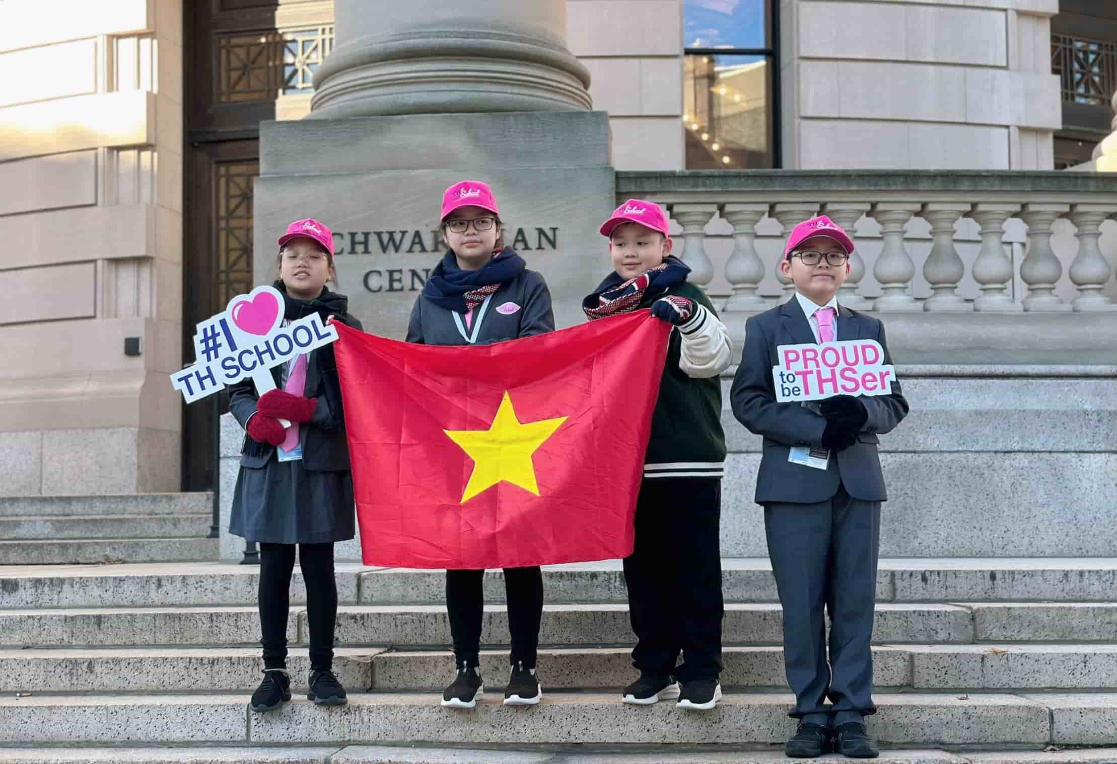Lan Chi (ngoài cùng bên trái) cùng đồng đội giương cao lá cờ tổ quốc trong dịp thăm quan Đại học Yale - Mỹ