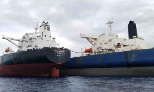 Tàu Ocean Hermana (trái) hiện có liên quan đến hoạt động chuyển dầu từ tàu này sang tàu khác của Nga. Ảnh chụp màn hình