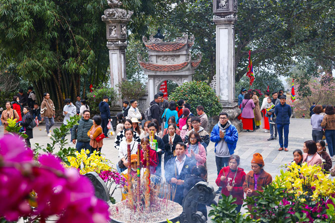 Đông đảo người dân và du khách thập phương đến đền Thượng (Tây Thiên) tham quan, chiêm bái và thực hành Tín ngưỡng thờ Mẫu Tây Thiên. Ảnh: Trà Hương