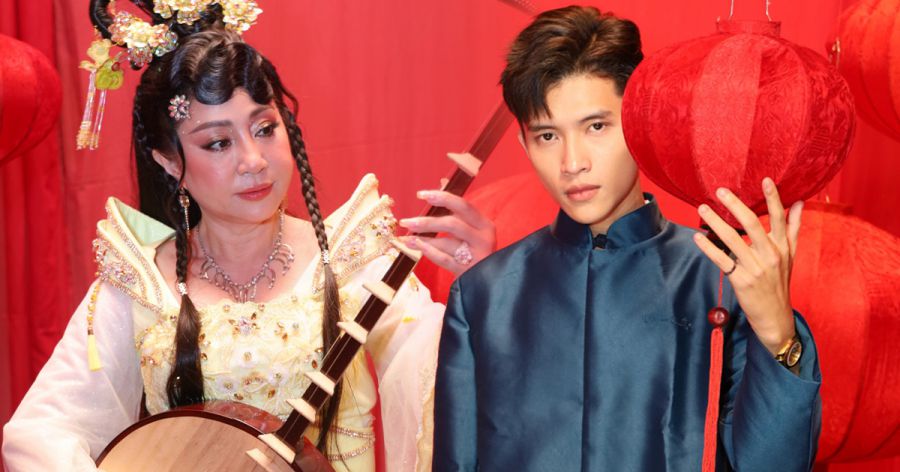 NSƯT Thoại Mỹ hát cải lương cho MV của một nam ca sĩ trẻ. Ảnh: NSCC