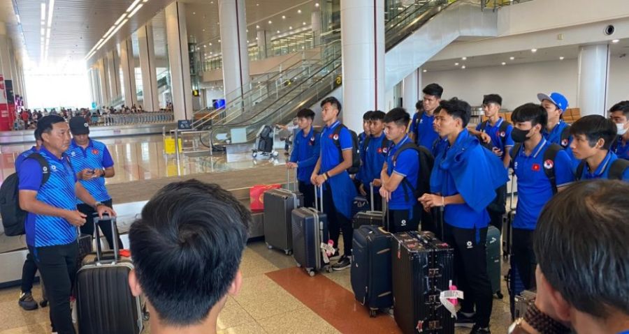 Huấn luyện viên Hứa Hiển Vinh dặn dò các học trò trước khi trở về câu lạc bộ. Ảnh: VFF