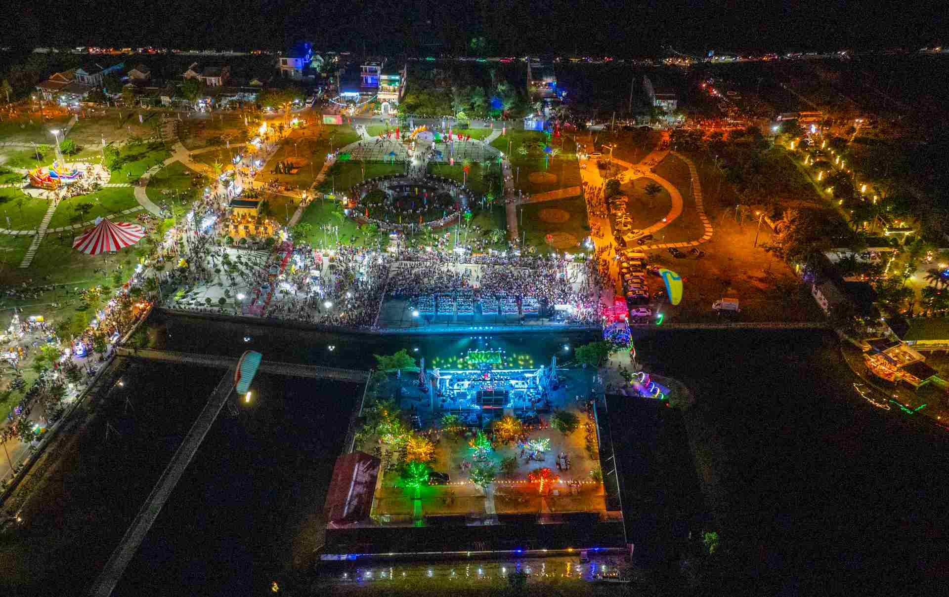  Là một trong những chương trình chính của Tuần lễ Festival Nghệ thuật Quốc tế Huế 2024, lễ hội “Sóng nước Tam Giang” đã diễn ra ở xã Quảng Lợi, huyện Quảng Điền, tỉnh Thừa Thiên Huế, thu hút hàng vạn lượt khách tham quan, trải nghiệm.